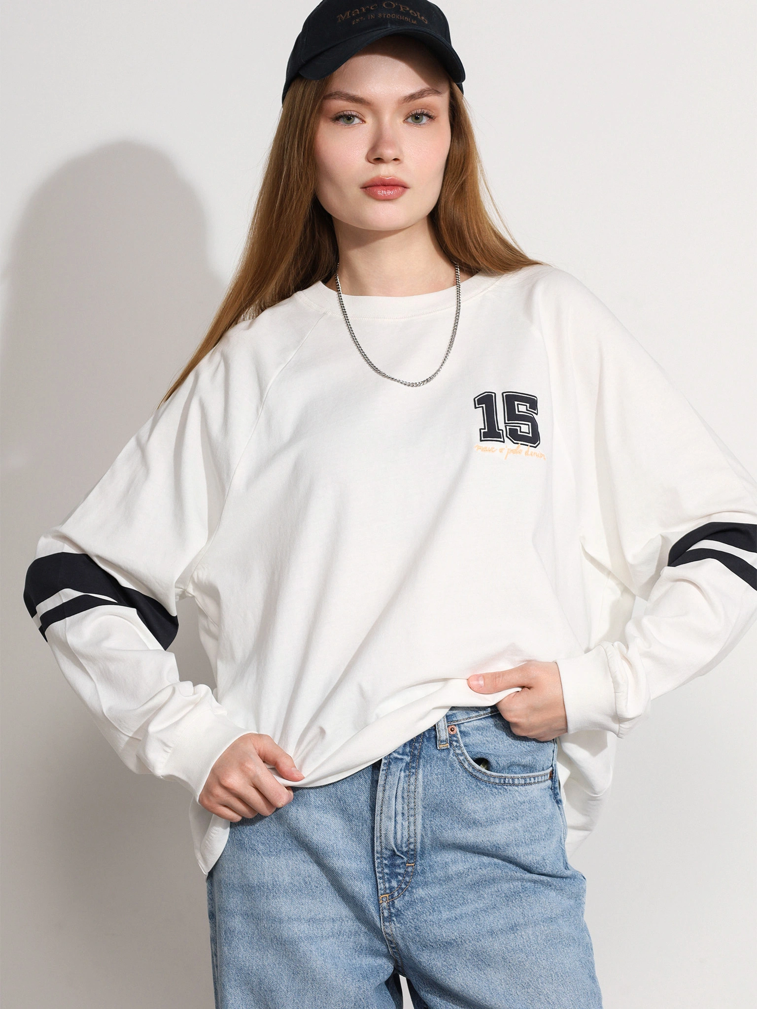 Футболка белого цвета с длинным рукавом из хлопка